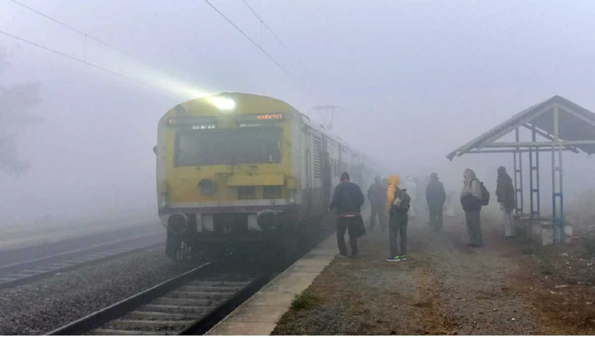 दिल्ली में घना कोहरा छाया, देरी से चल रही ट्रेनें उड़ानों पर भी पड़ा असर